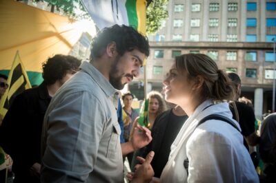 Renato Góes e Sophie Charlotte na gravação do reencontro de Renato e Alice nas Diretas Já
(Foto: Globo/Raquel Cunha)