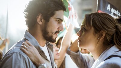 Renato (Renato Góes) e Alice (Sophie Charlotte) em cena de 