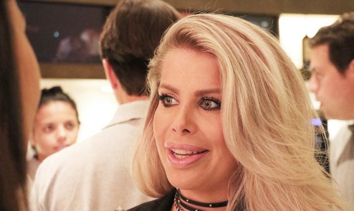 Karina Bacchi ficou emocionada ao receber carinho dos fãs após revelação de doença em reality (Foto: Divulgação)