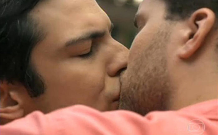 Beijo entre Félix (Mateus Solano) e Niko (Thiago Fragoso) em Amor à Vida (Foto: Reprodução/Globo)