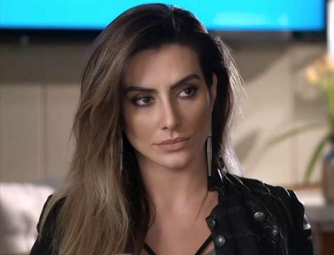 Paolla Oliveira ousa com look transparente na academia