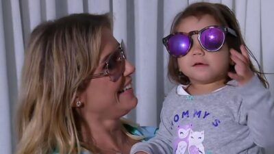 Deborah Secco se diverte com a filha (Foto: Reprodução/Globo)