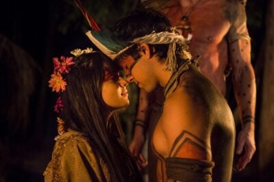 Jacira (Giullia Buscacio) e Piatã (Rodrigo Simas) pertenciam ao núcleo dos índios
(Foto: Globo/Mauricio Fidalgo)