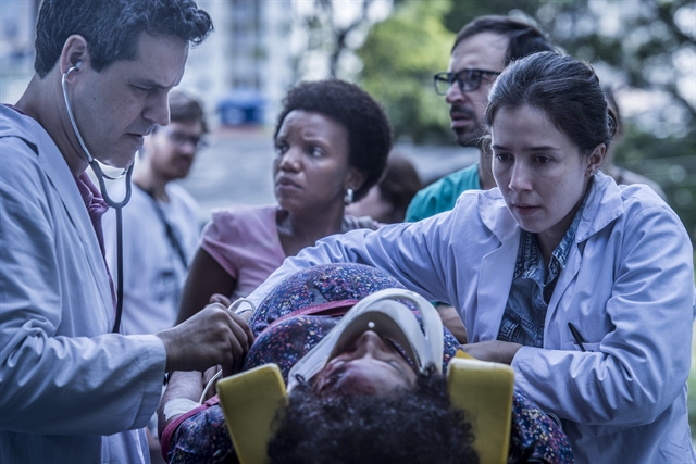 Bruno Garcia (Décio) e Marjorie Estiano (Carolina) em cena de 'Sob Pressão' (Foto: Globo/Mauricio Fidalgo)