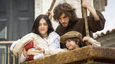 Anna, Joaquim e as crianças fogem em um balão na novela (Foto: Marilia Cabral /Globo / Divulgação)