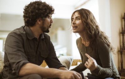 Renato (Renato Góes) e Rimena (Maria Casadevall) em cena de 