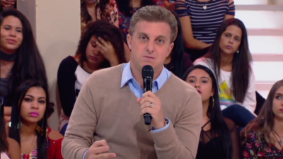 Luciano Huck no comando do Caldeirão do Huck.
(Foto: Reprodução/Globo)