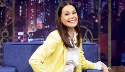 Carolina Ferraz em entrevista a Danilo Gentili no The Noite.
(Foto: Gabriel Cardoso/SBT)