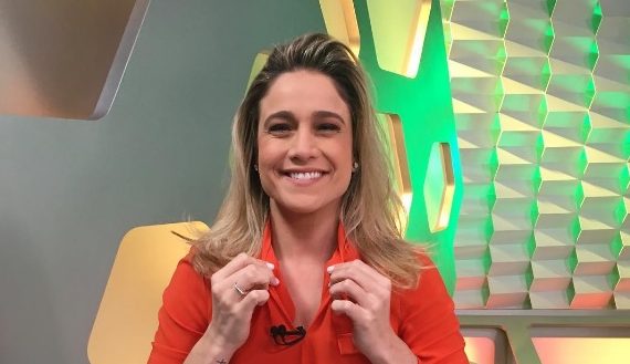 Após homenagem em prêmio Fernanda Gentil ganha beijo da namorada TV Foco