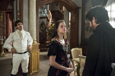 Pedro (Caio Castro), Domitila (Agatha Moreira) e Chalaça (Rômulo Estrela) em 'Novo Mundo'
(Foto: Globo/Estevam Avellar)