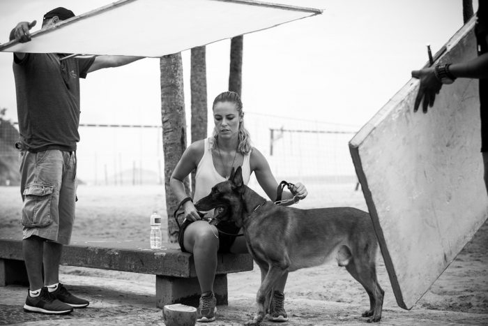 Paolla Oliveira com Iron durante cena de 'A Força do Querer'