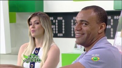 Renata comanda o esportivo ao lado de Renata Fan. (Foto: Reprodução)