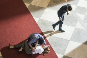 Vitor (Daniel de Oliveira) atira e Alice (Sophie Charlotte) se joga na frente de Renato (Renato Góes) (Foto: Globo/Cesar Alves)