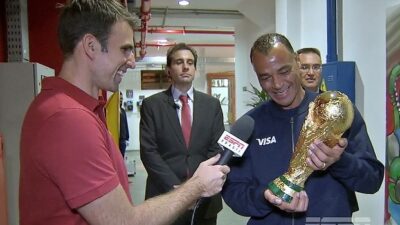 Cafu segura a taça da Copa do Mundo de 2017 nos estúdios da ESPN (Foto: Reprodução/ESPN)