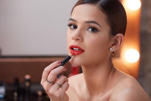 A atriz Bruna Marquezine estaria com novo relacionamento.