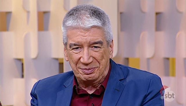 Décio Piccinini revelou sofrer de síndrome que causa tremores (Foto: Reprodução/SBT)