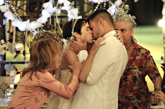 Carminha (Adriana Esteves), Nina (Débora Falabella) e Jorginho (Cauã Reymond) em "Avenida Brasil" (Foto: Globo/Renato Rocha Miranda)