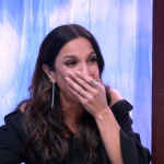 Cantora Ivete Sangalo chorando no programa de televisão 