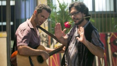 Roney faz uma serenata para Josefina, em 