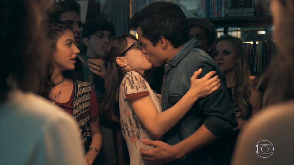 jovens em uma festa, um casal dá um beijo cênico no bastidor da novela Malhação