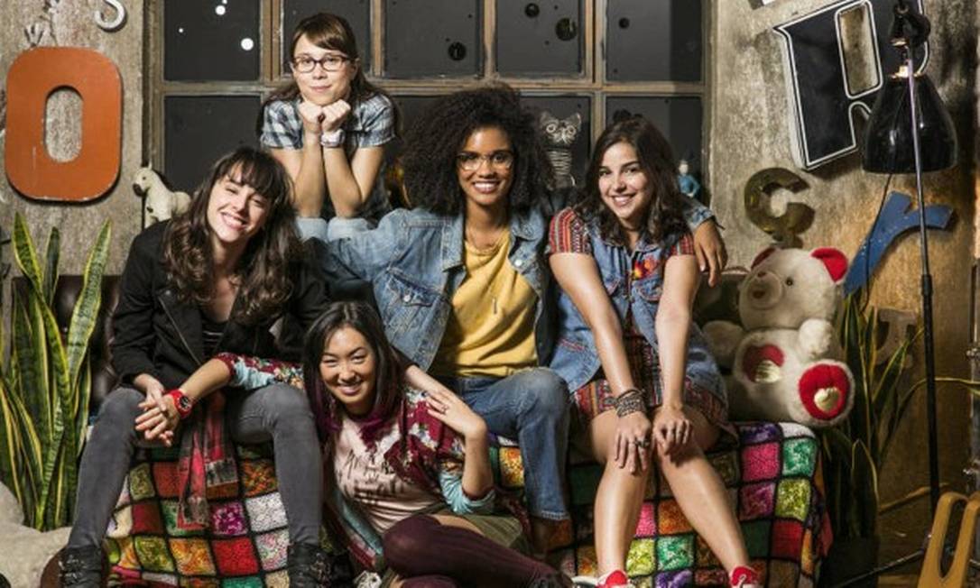 cinco jovens atrizes sorridentes, sentadas pousando para foto, atrizes protagonistas de "Malhação"