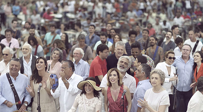 Elenco da Globo e músicos na vinheta de fim de ano da emissora (Foto: Divulgação/Globo)