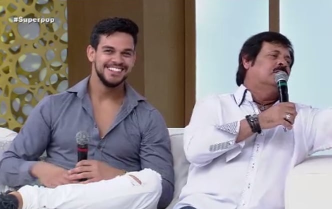 Caíque é o filho de Carlinhos Aguiar. O bonitão apareceu ao vivo no programa SuperPop. (Foto: Reprodução/RedeTV