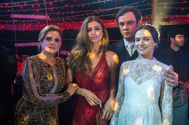 Marieta Severo, Grazi Massafera, Sergio Guizé e Bianca Bin em O Outro Lado do Paraíso (Foto: Globo/Raquel Cunha)