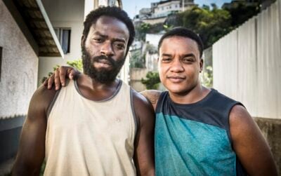 Acerola (Douglas Silva) e Laranjinha (Darlan Cunha) em Cidade dos Homens
(Foto: Globo/João Cotta)