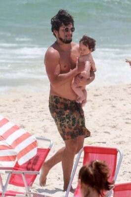 Bruno com a filha na praia. Foto - AgNews.