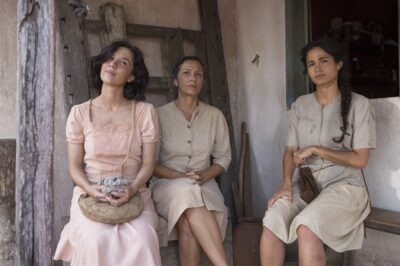 Emília (Marjorie Estiano), Sofia (Cyria Coentro) e Luzia (Nanda Costa) em Entre Irmãs
(Foto: Globo/Dan Behr)