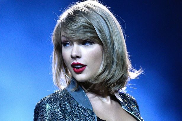 A cantora Taylor Swift "imitou" os apresentadores o Brasil.  (Foto: Reprodução)