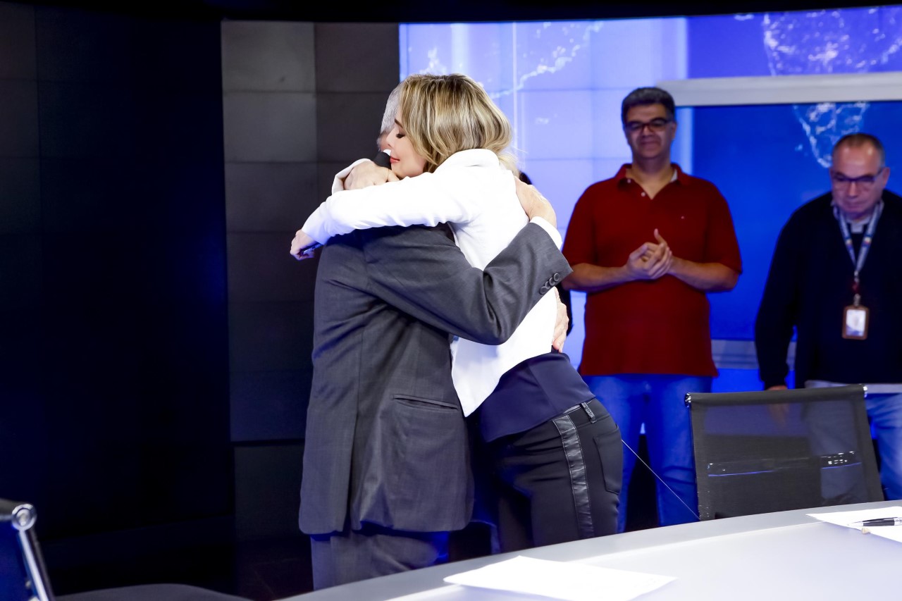 Joseval e Rachel se abraçam nos bastidores do SBT (Foto: Gabriel Cardoso/SBT)