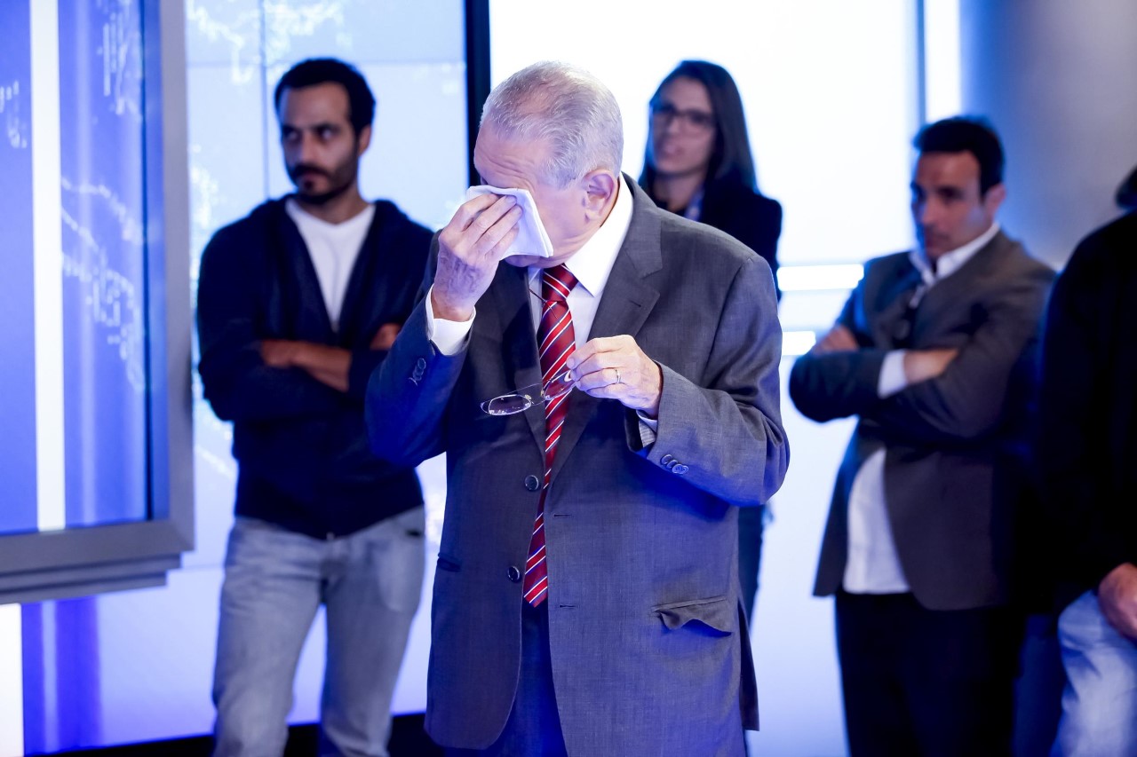 Joseval Peixoto chora após homenagem em despedida do SBT Brasil (Foto: Gabriel Cardoso/SBT)