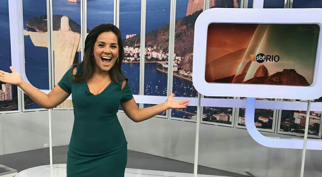 A apresentadora Isabele Benito no comando do telejornal SBT Rio (Foto: Divulgação)