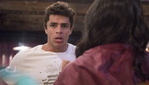 Tato (Matheus Abreu) diante de K1 (Talita Younan) em Malhação: Viva a Diferença (Foto: Globo/Victor Pollak)