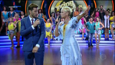 A apresentadora Xuxa Meneghel e o repórter Leandro Lima no Dancing Brasil. (Foto: Reprodução/Record)