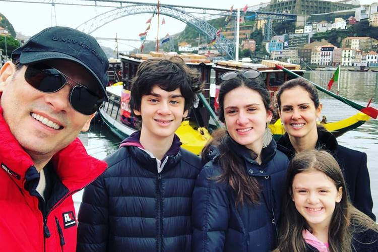 Celso Portiolli curte as férias com a esposa e filhos na Itália