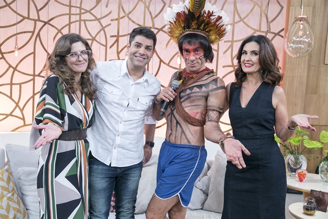 Daniela Brisson (Georgiana Goes), Lair Rennó, índio Obirajara Dominique (Marcelo Adnet) e Fátima Bernardes (Foto: Globo/Rafael Campos)