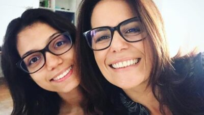 Adriana e sua filha. Foto - reprodução.