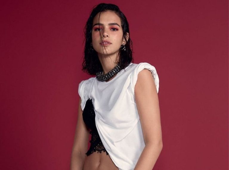 Bruna Marquezine posa de lingerie e causa alvoroço na web TV Foco