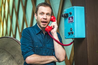 O apresentador Tiago Leifert ao lado do Big Phone no BBB18
(Foto: Globo/Paulo Belote)