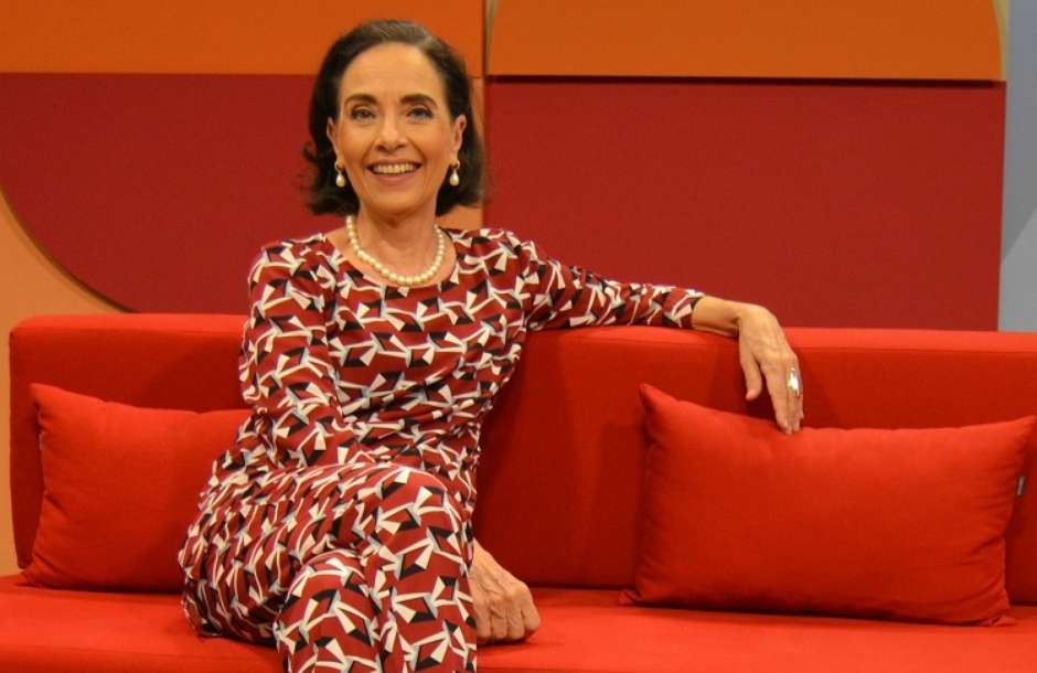 A apresentadora Vera Barroso no estúdio do Sem Censura (Foto: Bruno Souza/TV Brasil)