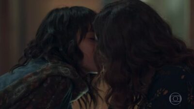 Lica (Manoela Aliperti) e Samantha (Giovana Grigio) em cena de beijo gay no final de Malhação: Viva a Diferença
(Foto: Reprodução/Globo)