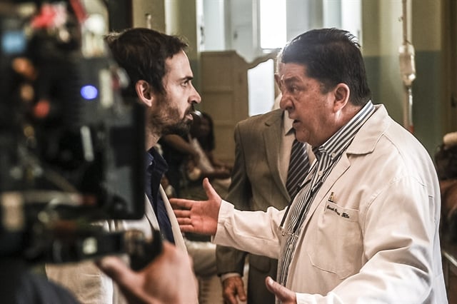 Bastidor de cena com Julio Andrade (Evandro) e Stepan Nercessian (Samuel) (Foto: Globo/Mauricio Fidalgo)