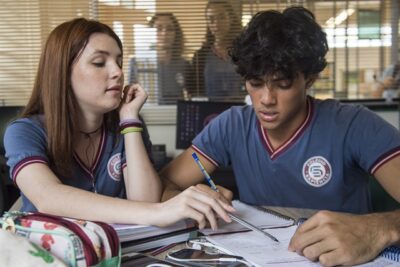 Flora (Jeniffer Oliveira) e Érico (Gabriel Fuentes) em flagrante em Malhação
(Foto: Globo/Mauricio Fidalgo)