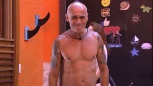 Ayrton na casa do BBB18 (Foto: Reprodução/BBB)