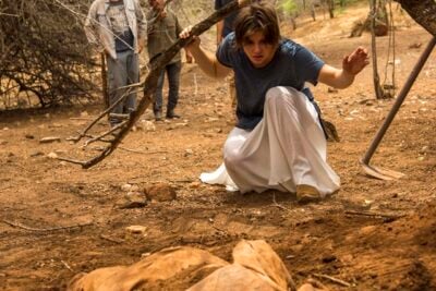 Maria (Alice Wegmann) em cena que encontra corpo em Onde Nascem os Fortes
(Foto: Globo/Estevam Avellar)