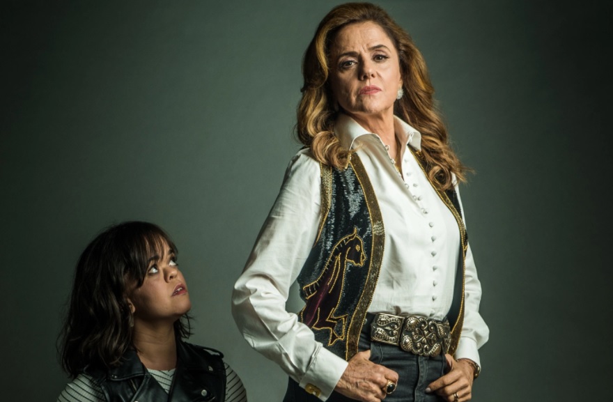 Estela (Juliana Caldas) e Sophia (Marieta Severo) em O Outro Lado do Paraíso (Foto: Divulgação)