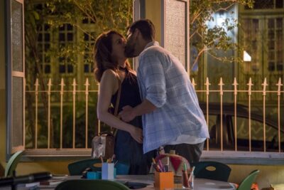 Gabriela (Camila Morgado) e Rafael (Carmo Dalla Vecchia) se beijam em cena de Malhação
(Foto: Globo/Marília Cabral)